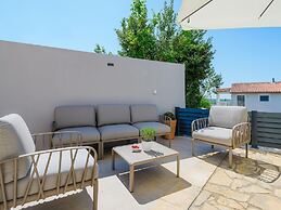 Charming Holiday Home With Pool and sea View