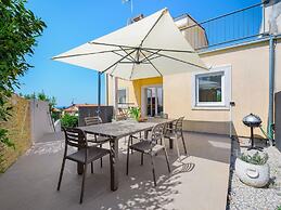 Charming Holiday Home With Pool and sea View