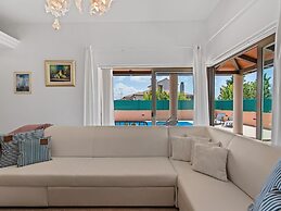 Lovely Holiday Home With Pool,covered Terrace and Outdoor Kitchen