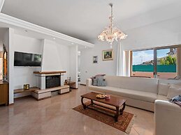 Lovely Holiday Home With Pool,covered Terrace and Outdoor Kitchen