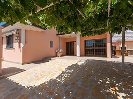 Lovely Holiday Home With Pool,covered Terrace and Outdoor Kitchen