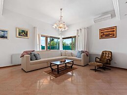 Lovely Holiday Home With Pool,covered Terrace and Outdoor Kitchen