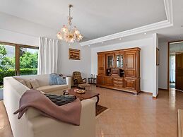 Lovely Holiday Home With Pool,covered Terrace and Outdoor Kitchen