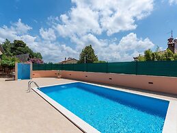 Lovely Holiday Home With Pool,covered Terrace and Outdoor Kitchen