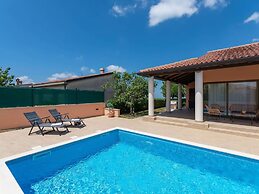 Lovely Holiday Home With Pool,covered Terrace and Outdoor Kitchen