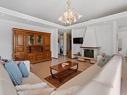Lovely Holiday Home With Pool,covered Terrace and Outdoor Kitchen