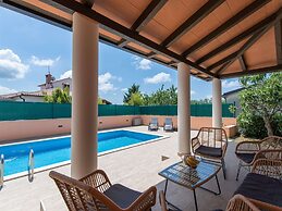 Lovely Holiday Home With Pool,covered Terrace and Outdoor Kitchen