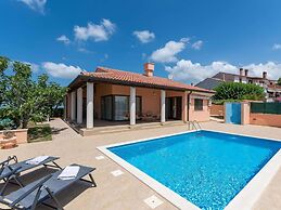 Lovely Holiday Home With Pool,covered Terrace and Outdoor Kitchen