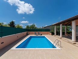Lovely Holiday Home With Pool,covered Terrace and Outdoor Kitchen
