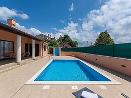 Lovely Holiday Home With Pool,covered Terrace and Outdoor Kitchen