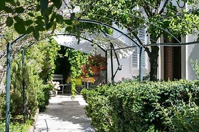 Apartment Blue & Green - Two-bedroom Apartment With Terrace and Garden