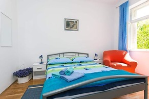 Apartment Blue & Green - Two-bedroom Apartment With Terrace and Garden