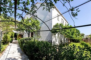 Apartment Blue & Green - Two-bedroom Apartment With Terrace and Garden