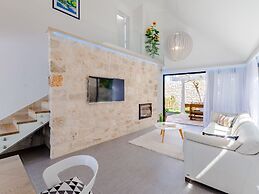 Villa Stone Pearl - Two Bedroom Holiday House With Pool