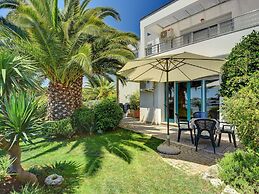 Airconditioned Studio Apartment With Seaview