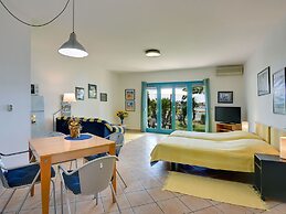 Airconditioned Studio Apartment With Seaview