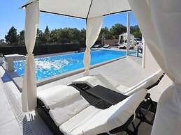 Amazing Villa With Pool