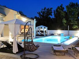 Amazing Villa With Pool