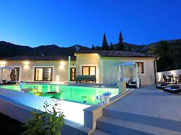 Amazing Villa With Pool