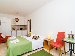 Apartments Versus- Studio Apartment With Terrace