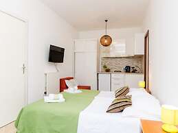 Apartments Versus- Studio Apartment With Terrace