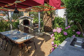 Apartment in Slatine Near the Sea Beach