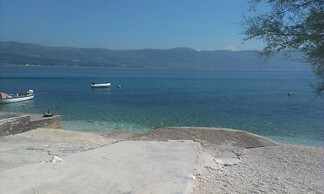 Apartment in Slatine Near the Sea Beach