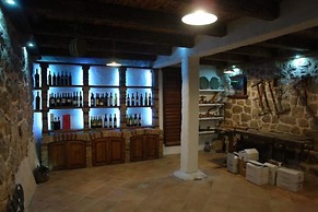 House Rilovic - Two Bedroom House With Swimming Pool and Jacuzzi