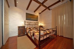 House Rilovic - Two Bedroom House With Swimming Pool and Jacuzzi