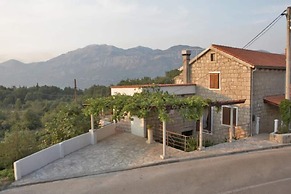 House Rilovic - Two Bedroom House With Swimming Pool and Jacuzzi