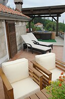 House Rilovic - Two Bedroom House With Swimming Pool and Jacuzzi