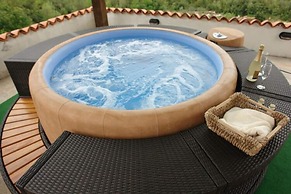 House Rilovic - Two Bedroom House With Swimming Pool and Jacuzzi