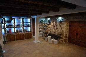 House Rilovic - Two Bedroom House With Swimming Pool and Jacuzzi