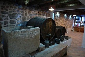 House Rilovic - Two Bedroom House With Swimming Pool and Jacuzzi