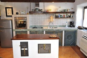 House Rilovic - Two Bedroom House With Swimming Pool and Jacuzzi