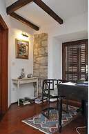 House Rilovic - Two Bedroom House With Swimming Pool and Jacuzzi