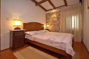 House Rilovic - Two Bedroom House With Swimming Pool and Jacuzzi