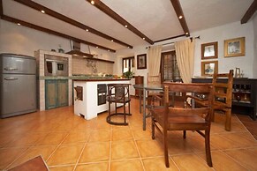 House Rilovic - Two Bedroom House With Swimming Pool and Jacuzzi