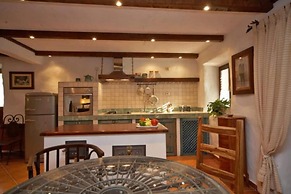 House Rilovic - Two Bedroom House With Swimming Pool and Jacuzzi