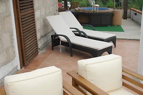 House Rilovic - Two Bedroom House With Swimming Pool and Jacuzzi