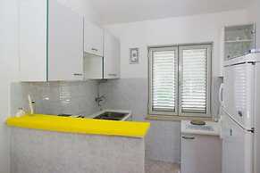 Apartments Tomasic - Two Bedroom Apartment With Terrace and Sea View