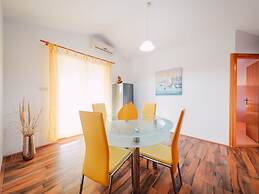 Lovely Apartment With Swimming Pool