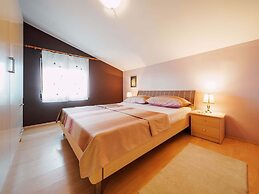 Lovely Apartment With Swimming Pool