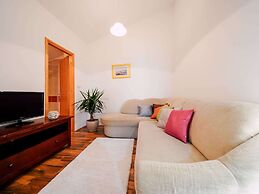 Lovely Apartment With Swimming Pool