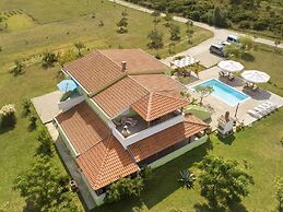 Lovely Apartment With Swimming Pool