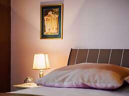 Lovely Apartment With Swimming Pool