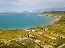 Lovely Apartment With Swimming Pool
