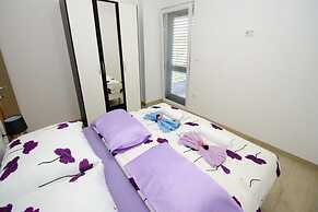 Apartments Vesela - Comfort One Bedroom Apartment With Balcony and Sea