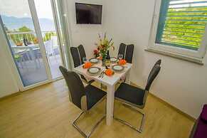 Apartments Vesela - Comfort One Bedroom Apartment With Balcony and Sea