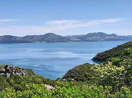 Apartments Vesela - Comfort One Bedroom Apartment With Balcony and Sea